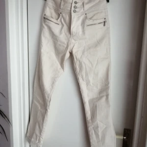 Gräddvita jeans - Tre knappar, high waist jeans. Liten midja. Bud ges. Kontant mottages.