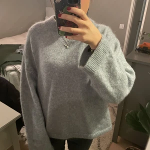 Stickad tröja  - Så himla fin stickad tröja perfekt nu till vintern! Så fint skick aldrig använd! Köptes på hm premium för cirka 600kr