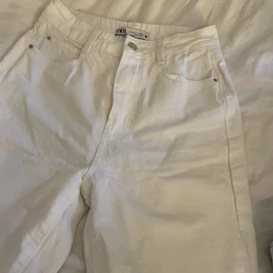 Vita jeans  - Nypris 359kr  Aldrig använda, helt nya.  Högmidjade, mom fit