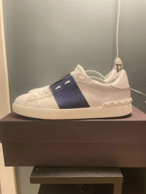 Valentino garavani Metalic blue - Valentino Garavani Metalic Blue En av det mest unika Valentino Garavarni sneakerserna som släppts. Släpptes 2017 Endast i fåtal länder Storlek:44 Con: 8.5/10