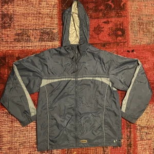 Windbreaker jacka - Svin cool windbreaker jacka, den är rätt så sliten på vissa ställen men de syns int när man har på den jävligt skön och lätt stylead (skriv för mer info!!)