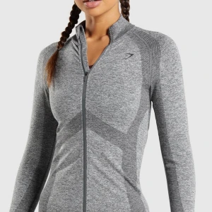 Gymshark zipup - Säljer då den är för stor. Endast använd 2 ggr så super bra i skicket. Storlek M. Säljer då den är för stor. Nypris 550kr.