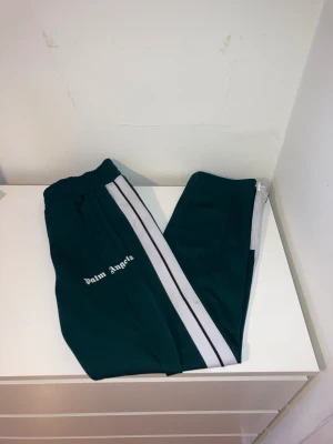Palm anges byxor - Palm angels track pants Nypris 3600  Finns självklart kvitto  Storlek M och passar mig bra som är strax över 180cm  Hämtas eller skickas  Hör av dig om du har frågor eller intresse! Mvh Gustav