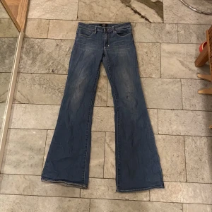 Bootcutjeans från neuw  - Lågmidjade bootcutjeans från märket Neuw. Välbevarade förutom en fläck på ena knät. Storlek: W37 L:32. Midjemått: 74 cm och innerbenslängd: 86 cm.