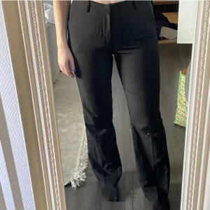 Bikbok kostymbyxor  - Super fina kostymbyxor från bikbok. Nyskick Stl 38 150kr men förhandlingsbart vid snabb o smidig affär. Kan skickas