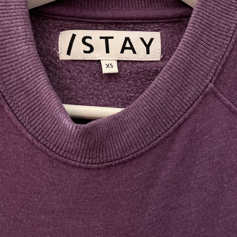Fin tröja i en cool färg, köpt på carlings😊 skriv gärna om du har några funderingar, kan gå ner i pris🥳. Tröjor & Koftor.