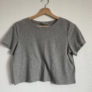 Grå magtröja  - Lite pösigare magtröja ifrån HM 