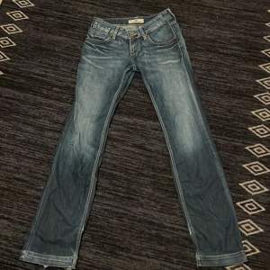 Gudomliga lågmidjade jeans som ej passar längre :( Dom har varit mycket älskade (som ni kan se på hälarna) OBS! dom ser ut att vara skinny men det är dom ej dom är bootcut frakt 39kr!