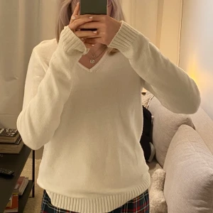 Stickad tröja - Super fin stickad tröja från VILA (köpt på salt i Sthlm) Nästan aldrig använd, köptes i somras! original pris 280kr, säljer för 230kr💗