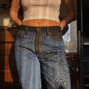 Handmålade vintage jeans - Säljer ett par dark wash vintage jeans från John Pearson & Son, som jag handmålat💙🖤  W31 L30  Skriv för fler bilder🌟