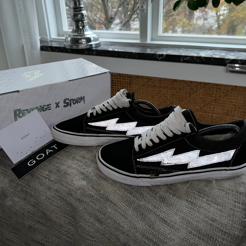 Säljer nu mina Revenge X Storm sneakers. Har haft de ett tag men är fortfarande i bra skick. De är i storlek Us 9 och passar dig med mer eller mindre storlek 41. Box ingår. Skick 7/10. Nypris 6000kr på farfetch, mitt pris 1199kr. legit checkade hos Goat. . Skor.