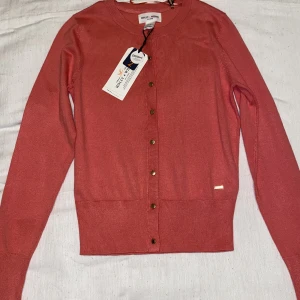 Rosa holly & whyte kofta - En tunn och söt rosa Holly & whyte  kofta, med knappar. Aldrig vart använd! Original pris 299kr