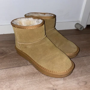 Fake uggs - Säljer nu mina fina Uggs (FAKE) då jag köpt andra och dessa inte kommer till användning. Köptes i oktober och är använda fåtal gånger därav som nya. Nypris 700kr🤎