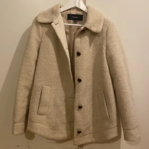 Vero Moda  - Jättefin teddy jacka i storlek S. Lite stor i storleken. Knappt använd.