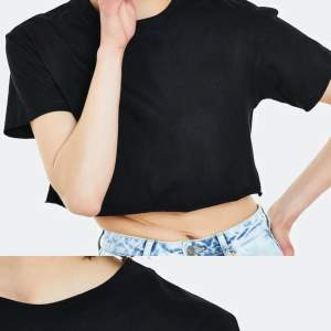 En svart kroppad t shirt från bikbok storlek M. Bra skick.  🤗 