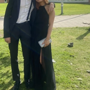 Balklänning  - Säljer minbalklänning från Nelly som inte säljs längre. Nypris ca 1000. Den är även öppen i ryggen. Har diamanter runt halsen och är lite plisserad på bröstet. Så stilren. Skriv för mer bilder. Den var förlång för mig med ca 7 cm lång klack och jag är 167