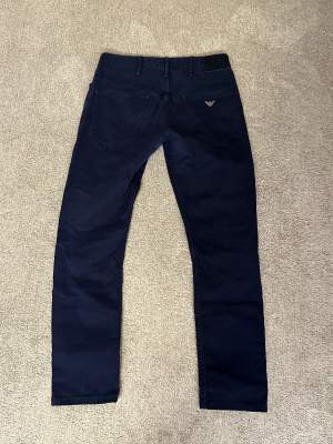 Emporio Armani Jeans, storlek 30/30. Har lagat vid grenen hos skräddare. Storleken är märkt 30/31 men har sytt upp benlängd till 30.