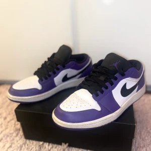 Jordan 1 low court purple  - Fina Air jordan 1 low court purple i storlek 42. Använda men i bra skick.