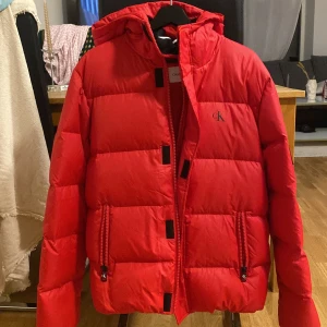 Calvin Klein Jacka  - Hej , Ck jacka är hellt nytt ENDAST provat därför har jackan inga defekter/håll/repor.