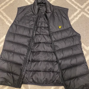 Lyle & Scott väst  - Jättefin väst från Lyle & Scott i jättebra skick, knappt använd. De är strl M och säljs för 350kr 