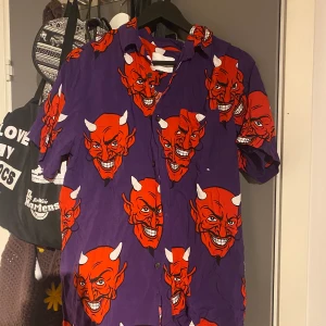 Djävul skjodta - Säljer denna nästan aldrig anvönda skjortan från Carlings❤️ saknar inga knappar eller så, lita skynkena men bara att stryka 