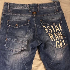 g star cargo jeans - Säljer dessa coola jeansen. Tycker de är så snygga men använder inte tillräckligt mycket för att ha kvar dem💔 hittar ingen storlek men midjemåttet är ca 90 cm och innerbenslängden är ca 75 cm😎 passar mig som har 40 eller 42 byxor