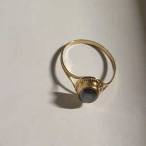 18k guld ring - 17,5 i storlek 1,8 i vikt 