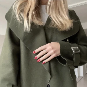 Kappa - Säljer denna fina mörkgröna kappa!! Storlek S🫶🏻