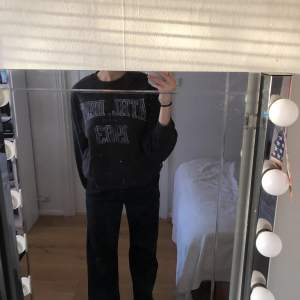 Sweatshirt från Gina Tricot som säljs då den blivit för liten