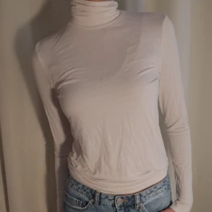 Vit turtleneck - Vit viscose turtleneck från hm, använd med bra skick. Kan vara lite genomskinlig och sitter lite löst på kroppen strl S 