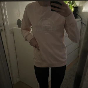 Sweatshirt  - Rosa din sweetshirt som jag säljer pågrund att jag inte använder den längre, hör av dig vid intresse eller andra frågor och funderingar, bilder mm. Köparen står för frakten.