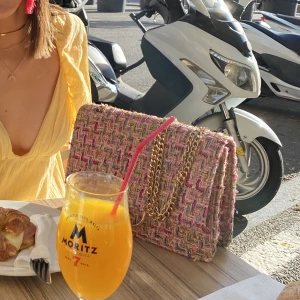 Väska  - Köpte den här väskan i barcelona och den är använd en gång Haha, säljer för att jag inte använder den tillräckligt mycket!