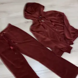 Gina byxor och tröja i vinröd färg båda är i storlek S, har bara använt 3-4 gånger då det inte riktigt va en färg som passade mig! Skriv för fler bilder osv😙 