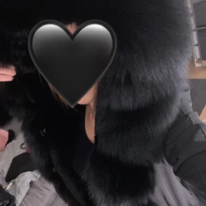 Fatima Parka - Säljer Fatima parka i storlek XS, använd endast fåtal gånger förra vintern. Köpt 2021.  Precis som ny, fluffig och äkta päls.   Köpt för 4.000kr   Pris går och diskutera vid snabbaffär