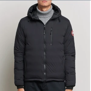 Canada goose jacka - Säljer min helt nya Canada goose jacka av modellen ”Lodge Hoody” med nypris på 7500kr KAN GÅ NER I PRIS VID SNABB AFFÄR- Bara använd i 1/2 månader då jag använde min andra jacka mer