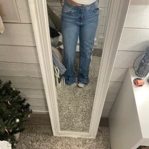 Ginajeans - Jeans med öppning i midjan vid höfterna (se andra bilden) Går även att ha så man inte ser de om man vill (som första bilden) ❤️ Nypris 599kr