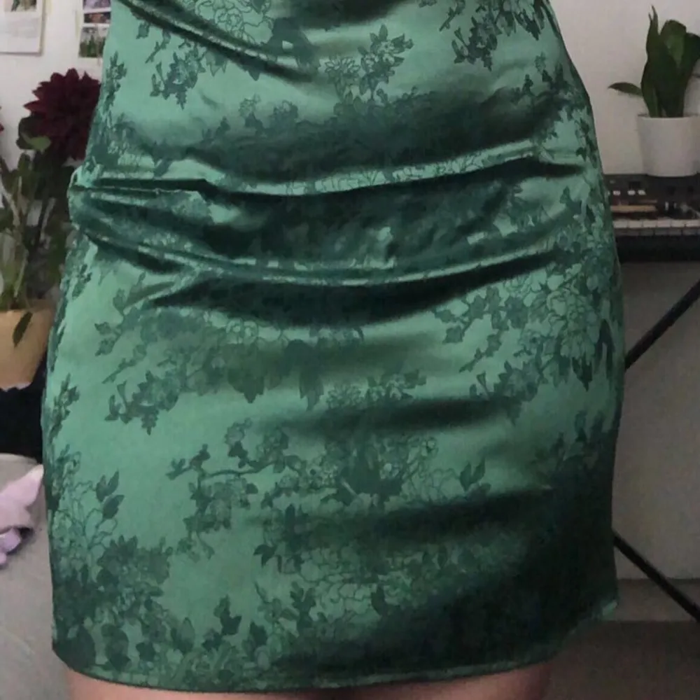 Super snygg mörkgrön klänning i satin. Köpt från shein ”Romwe collection”. Klänningen har en drag kedja längs sidan.  Använd ett fåtal gånger.  Betalade ca 200kr för den. Säljer den för 100kr.  Köparen står för frakten💜 . Klänningar.