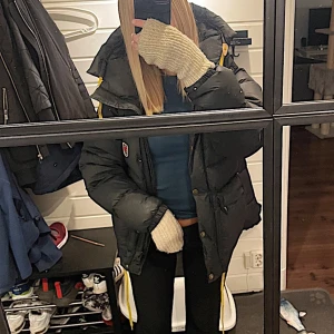 Fjällräven jacka - Väldigt bra skick! Köptes 2021. Storlek Xxs men stor i storleken så skulle säga Xxs-S. Byter gärna mot moncler jacka. Alltså öppen för bytes förslag.