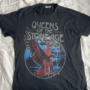 Svart band t-shirt  - Queens of the Stoneage t-shirt i storlek L 