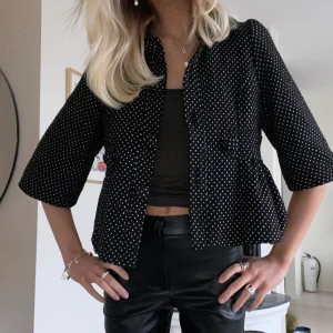 Jacka - Sååå fin trekvartsärmad prickig jacka/ kavaj☺️🫶🏽