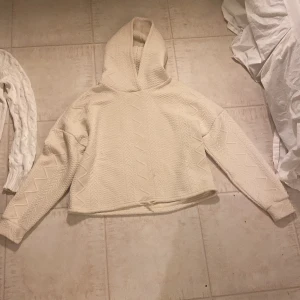 Hoddie    - Säljer en krämvit hoddie med ett fint mönster. Säljer också en Ralph lauren vit tröja.  Båda är i nyskick.  Pris kan diskuteras vid en snabb affär.  Köparen står för frakt och allt ska vara betalt innan det fraktas!! 