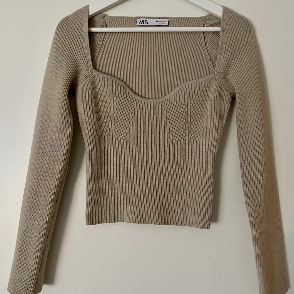 Finstickad beige/brun tröja med hjärtringning från Zara storlek S. Använd 1 gång därav nyskick. Säljer för 250 kr och köparen står för frakten. Kan mötas upp i Sundsvall 💗. Tröjor & Koftor.