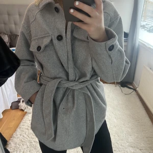 Kort kappa  - Jättefin kort kappa ifrån Zara. Går att matcha till allt! Säljer den för den aldrig kommer till användning 