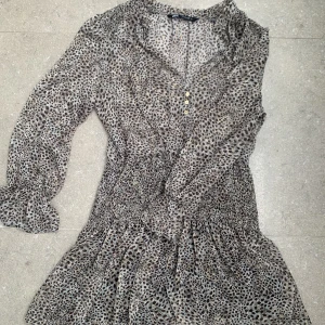 Zara klänning - Jättefin zaraklänning som inte finns längre! Den är i princip helt oanvänd och passar både på sommaren och vintern.