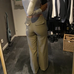 Kostymbyxor i linne🫶 - För små för mig! I linne, fint skick!!🤙🏼 1 plagg för 70kr, 2 plagg för 100kr och 5 plagg för 250kr 🫶