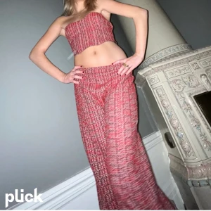 Korsetttopp / byxa - Säljer det hrä settet från zara! Lapp kvar på båda byxor och tröja, storlek small. Det finns inte längre att köpa. En del för 250 eller allt för 450. (Lånad bild)