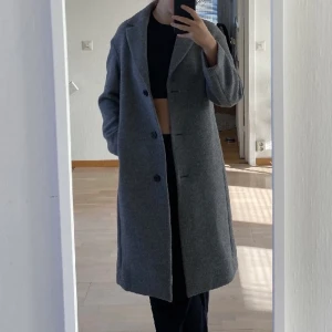 H&M kappa oversize  - Kappa i storlek XS, passar mer som S/M. nypris 700kr, använd i ca 3 månader