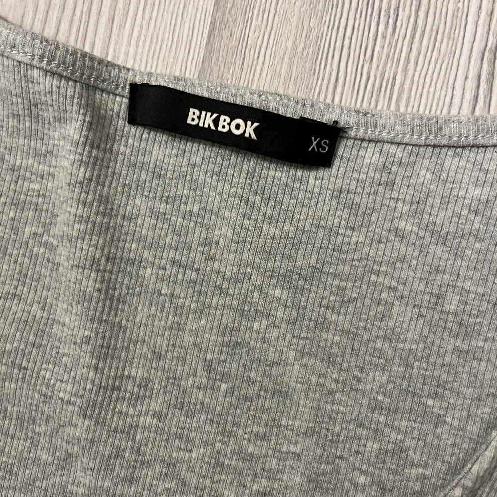Denna gråa topp är ifrån BikBok i storlek XS. Säljer denna för 55kr!. T-shirts.