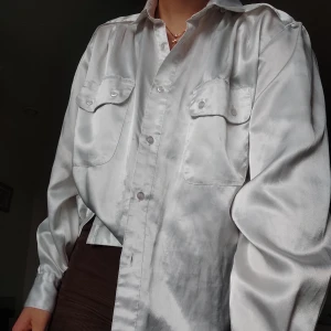 Silkesblus - Superfin och elegant vintage blus med puffärmar! Väldigt bekvämlig! Passar S-L beroende på önskad passform (jag på bilden har S)