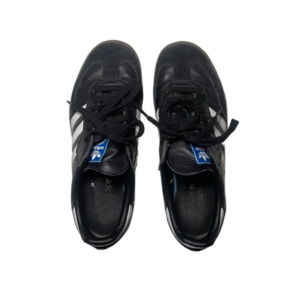 Svarta adidas skor i modellen ”samba” i väldigt fint skick men med lite tecken på användning, storlek 38 2/3 (slutsålda överallt). Skor.